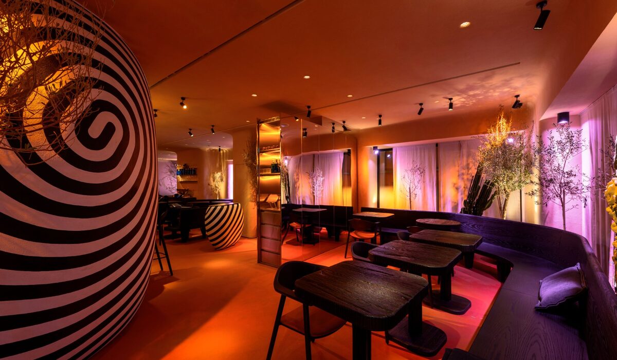 Sobremesa open kitchen with spiral-striped counter, built by Cleresdyne