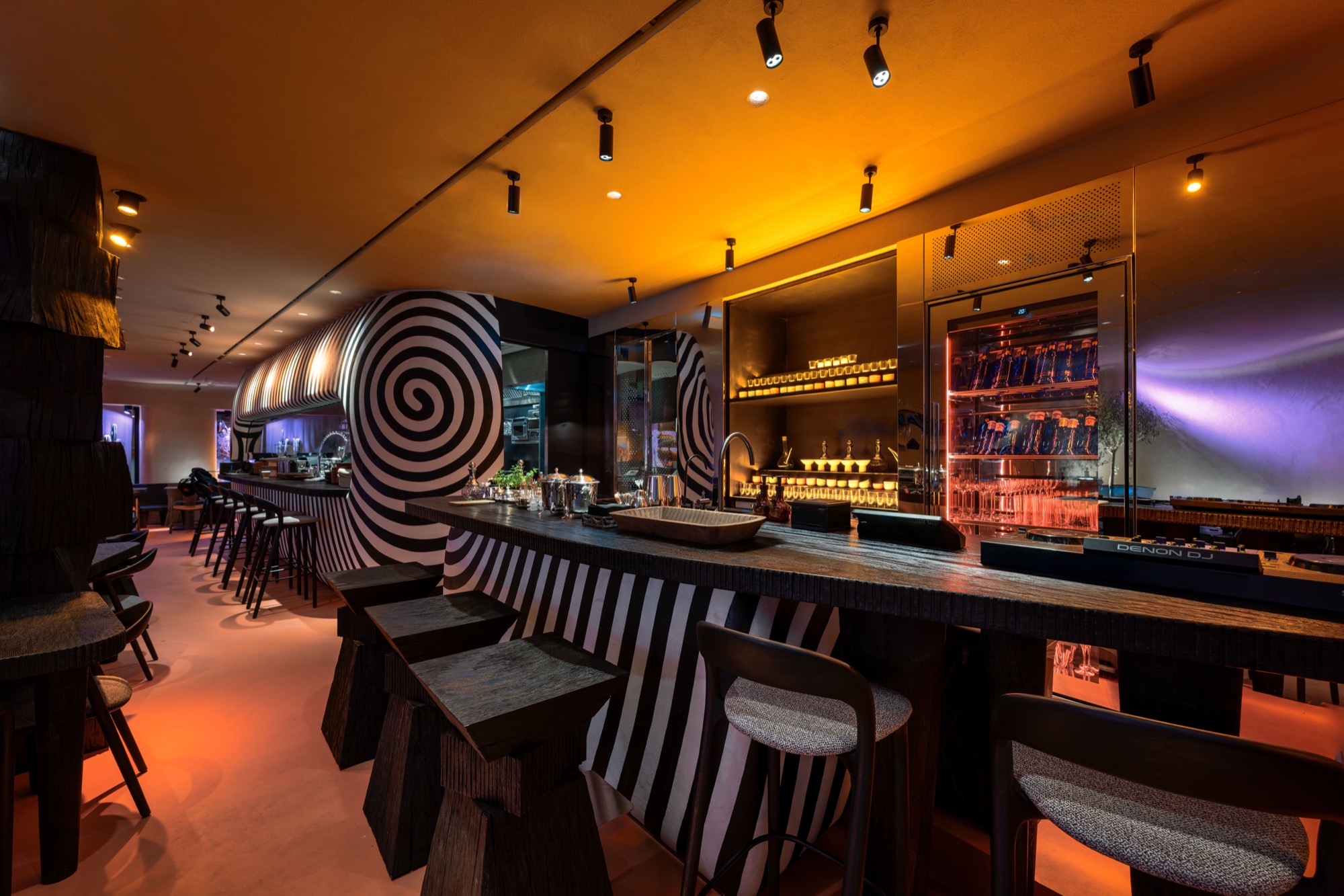 Sobremesa black PVD bar counter with open kitchen and matching PVD wall cladding behind, by Cleresdyne