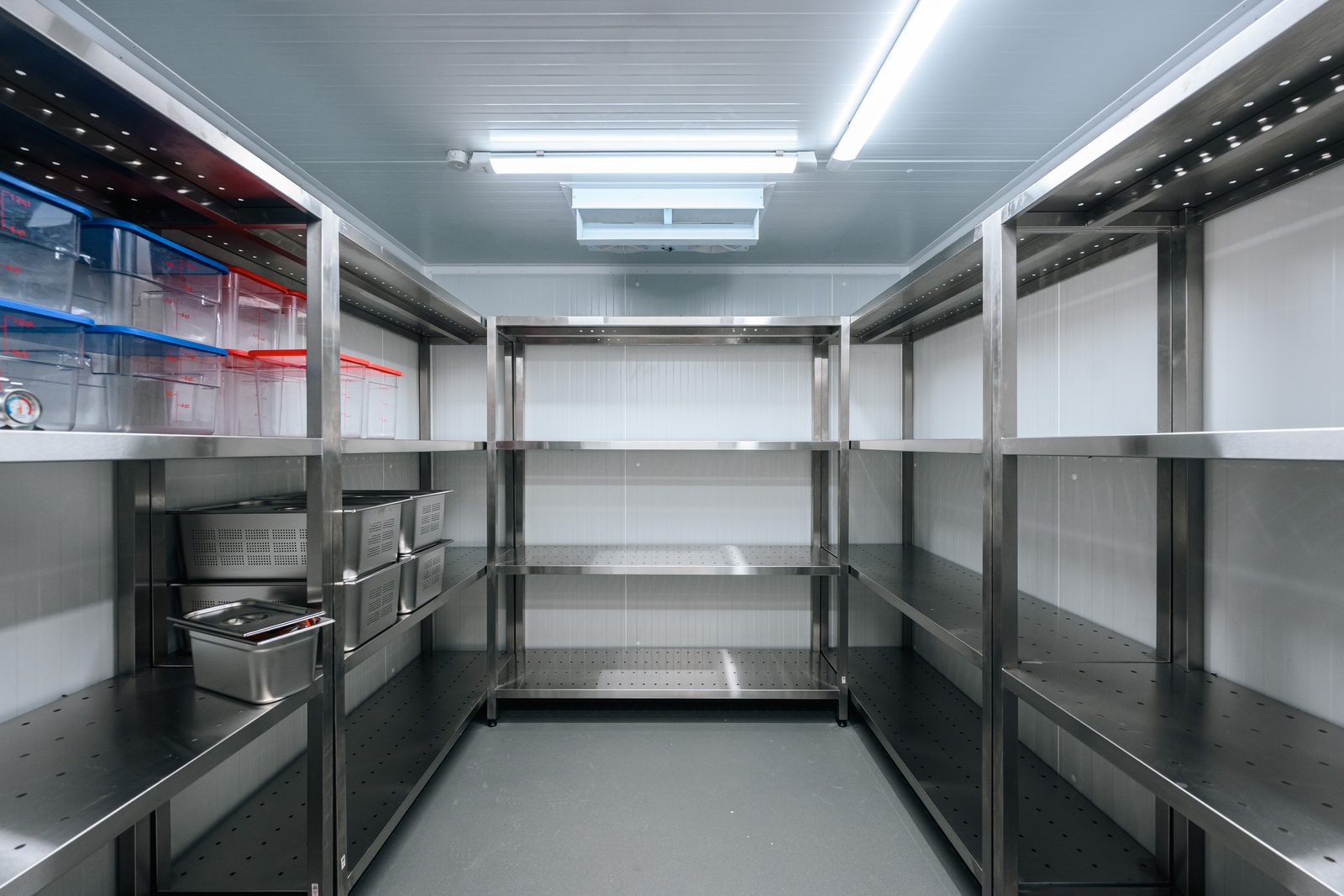 Cleresdyne-built walk-in cold room in Dubai &mdash; insulated panels, ceiling-mounted evaporator and stainless steel shelving on three walls